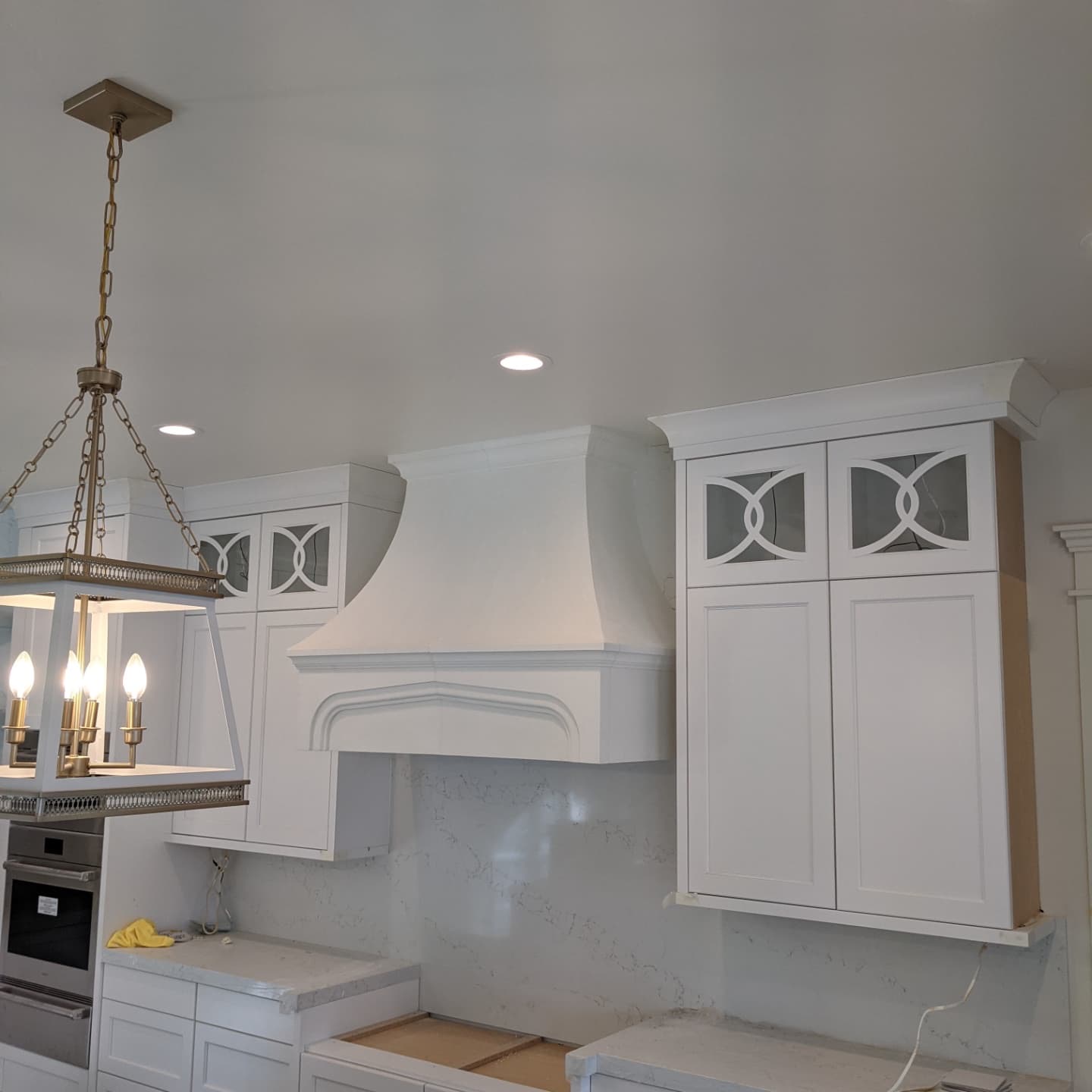 Smooth plaster kitchen hood with detailed molding